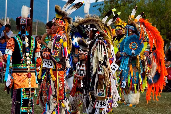 Gò đất vĩ đại này có nhiều khe hở tự nhiên, một số trong đó đã từng được “phong ấn”, nhưng những người da đỏ Choctaw nói rằng những khe hở này chính là lối vào một địa hạt dưới lòng đất vô danh và rộng lớn nơi tổ tiên của họ đã sinh sống.