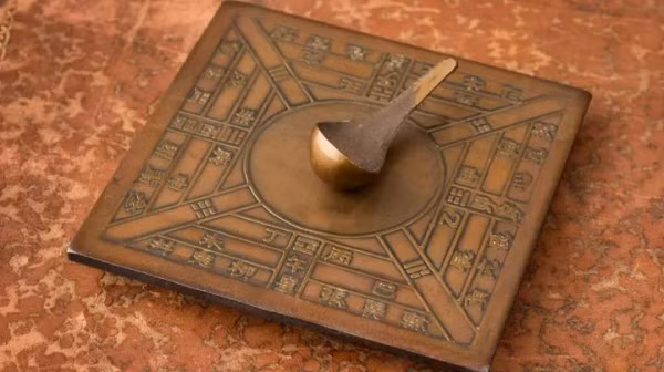 La bàn đầu tiên được phát minh ở Trung Quốc trong triều đại nhà Hán giữa thế kỷ thứ 2 trước Công nguyên và thế kỷ thứ nhất sau Công nguyên. La bàn cho phép các nhà hàng hải điều hướng an toàn xa đất liền, mở ra thế giới để khám phá và sự phát triển sau này của thương mại toàn cầu.