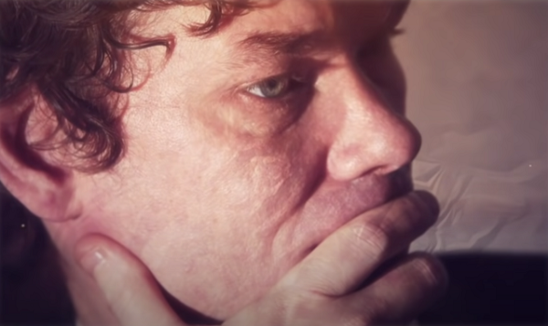 McKinnon nói rằng một chuyên gia nhiếp ảnh của NASA từng đề cập rằng trong Lầu số 8 ở Trung tâm Vũ trụ Johnson, họ thường xuyên sàng lọc hình ảnh vệ tinh có độ phân giải cao để tìm hình ảnh của vật thể bay không xác định UFO.