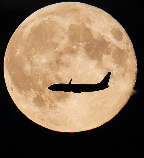 Mặt Trăng sẽ nằm đối diện với Mặt Trời khi quan sát từ Trái Đất và phần hướng về Trái Đất của Mặt Trăng sẽ được chiếu sáng toàn bộ. Cảnh tượng này xảy ra lúc 11h15 (giờ Việt Nam).