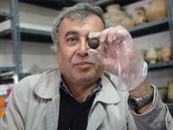 Dây và chốt vàng này sẽ giúp mắt được giữ cố định một cách nhẹ nhàng và có thể đảo hướng nhẹ trong hốc mắt như mắt thật. Con mắt này đánh dấu bước ngoặt lớn của y học nhân loại.