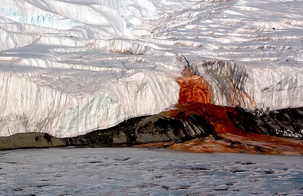 Năm 1911, nhà địa chất học người Anh Griffith Taylor đã tình cờ phát hiện ra một thung lũng băng ở Đông Nam Cực với dòng nước chảy ra có màu đỏ như máu. Sự tương phản giữa màu trắng xanh của băng và màu đỏ máu của nước khiến ngọn thác trông như một con quái vật bị phong ấn trong băng.