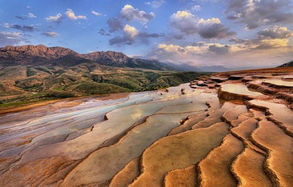 Kỳ quan thiên nhiên Badab-e nằm ở tỉnh Mazandaran, phía Bắc Iran. Nơi này bao gồm dãy bậc thang được hình thành từ vôi travertine, một loại đá trầm tích có từ cách đây hàng ngàn năm bởi sự lắng đọng chất carbon bị phân hủy trong những dòng chảy của suối nước nóng.