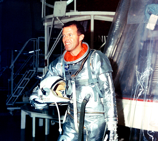 Ngày 3/5 năm đó, ông đã cùng đoàn kĩ sư của mình thiết lập hệ thống chụp ảnh tiên tiến có khả năng chụp hình máy bay hạ cánh với tỷ lệ một khung hình một giây (tỷ lệ càng cao, chuyển động trong hình ảnh càng mượt). Hệ thống được đặt tại một lòng hồ khô cạn và thời tiết khá rõ ràng, quang mây vào hôm đó.