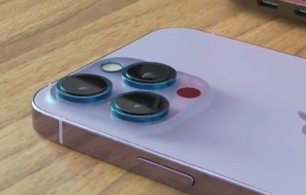 Nhiều năm qua, về cơ bản Apple vẫn giữ nguyên giá công bố của dòng iPhone. Trong đó, iPhone bản mini được bán từ 699 USD, bản tiêu chuẩn 799 USD, còn hai bản Pro và Pro Max khởi điểm từ 999 USD và 1099 USD.