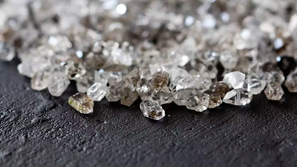 Theo các chuyên gia, khu vục Panna, Ấn Độ ước tính có trữ lượng hàng triệu carat kim cương. Người lao động địa phương khai thác đá quý rồi ký gửi cho cơ quan nhà nước để đấu giá. Panna là một trong những mỏ kim cương lớn ở châu Á, chất lượng kim cương ở đây được đánh giá cao.