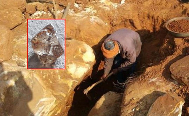 Trước đó, vào tháng 2/2022, một người dân ở thị trấn Panna đã tìm thấy viên kim cương 26,11 carat trong khu mỏ. Người đàn ông này hiện điều hành một cơ sở kinh doanh lò gạch quy mô nhỏ.