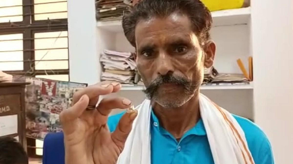 Ông Pratap Singh Yadav đến từ Madhya Pradesh là một nông dân nghèo với công việc chủ yếu là làm ruộng trên đất nông nghiệp của gia đình. Tuy nhiên, 3 tháng trước ông đã bắt đầu đi làm thuê tại khu mỏ Panna, Ấn Độ.