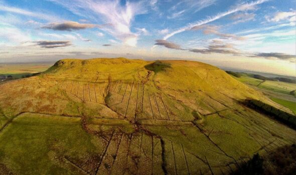 Sau khi quét, 134 khu định cư thời đại đồ sắt đã hiện ra cùng với nhiều tàn tích nhà cửa, trang trại đã hiện lên đầy ma quái trong các bức ảnh chụp vùng Burnswark kề cận Bức tường Hadrian.