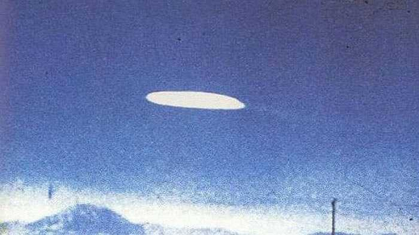 Trong quá khứ có rất nhiều hình ảnh về UFO đã được ghi lại nhưng phần lớn chúng có chất lượng khá thấp. Bức ảnh trên được chụp bởi một nữ phóng viên của tạp chí Fortune Ella Louise vào ngày 16/10/1957.