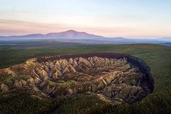 Không chỉ lớp băng nhìn thấy được ở hai cực Trái đất đang ngày càng tan chảy, mà nay đến lớp băng vĩnh cửu ẩn sâu trong lòng đất cũng tan ra do nhiệt độ tăng lên của Trái đất.