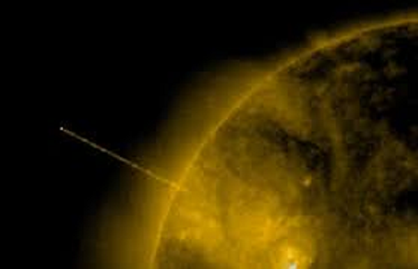 Ông Waring đã chỉ ra NASA cắt đứt đường truyền live-stream hai giây sau khi vật thể bí ẩn xuất hiện ở góc phải bên dưới màn hình vào ngày 2.5 trên kênh Youtube cá nhân của mình.