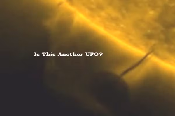 Ông Warring Đăng tải trên trang blog UFO Sightings Daily của mình, ông cho rằng hình tam giác xuất hiện gần Mặt trời với một chu kỳ đều đặn, nó có thể là một chiếc phi thuyền của người ngoài hành tinh.