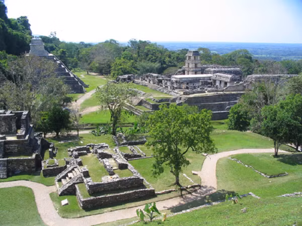 Xung quanh mộ còn rất nhiều tàn tích của đồ gốm, công cụ chế tác đá. Chưa rõ công xưởng này và vị "nữ vương Maya" trong mộ có mối liên hệ như thế nào.