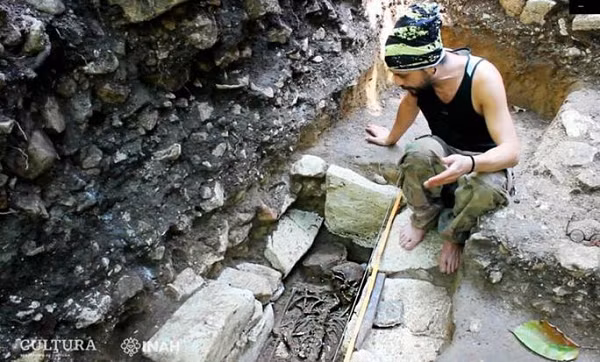 Nhóm nghiên cứu được dẫn đầu bởi nhà khảo cổ nổi danh Arnoldo Gonzalez Cruz của INAH đã vô tình mở cửa một mộ phần ít nhất vài trăm năm tuổi, nằm sâu 1,8 m dưới lòng đất.