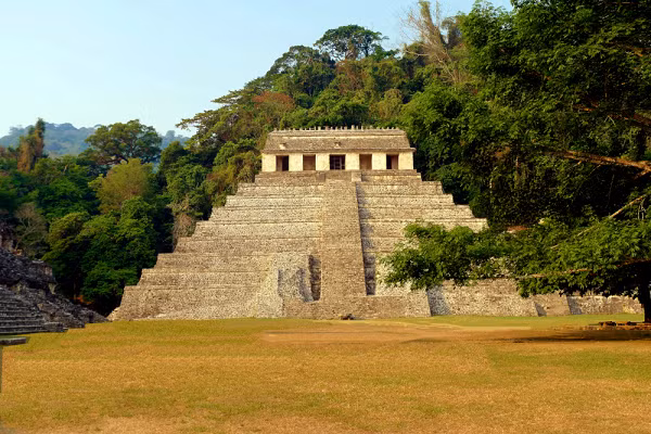 Điều này chứng tỏ người nằm trong ngôi mộ có địa vị cao và cực kỳ giàu có. Ngôi mộ được xây dựng công phu, nằm bên cạnh một xưởng chế tác đá quý.