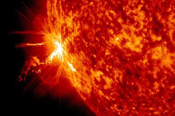 Tuy nhiên nó cũng có nguy cơ khoảng 40% phát ra pháo sáng loại M (trung bình) và 5% nguy cơ phát ra pháo sáng loại X (mạnh nhất) cho đến hết ngày theo giờ GMT.