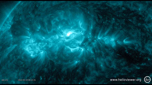 Theo ghi nhận của NASA, vết đen Mặt Trời khổng lồ AR3014 đang ngày một lớn thêm, hiện đã gấp 7 lần Trái đất và giữ kỷ lục lớn nhất trong Chu kỳ 25 hiện tại.