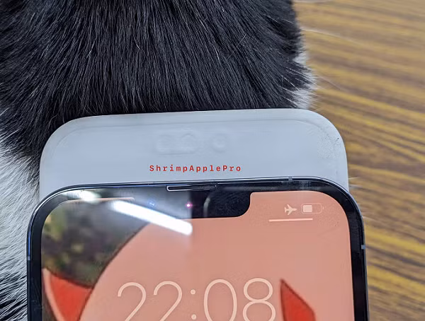 Giống như các tin đồn từ trước đến nay, iPhone 14 Pro Max sẽ có màn hình đục lỗ dạng chữ “i”, với một phần chứa camera trước và một phần chứa công nghệ Face ID.