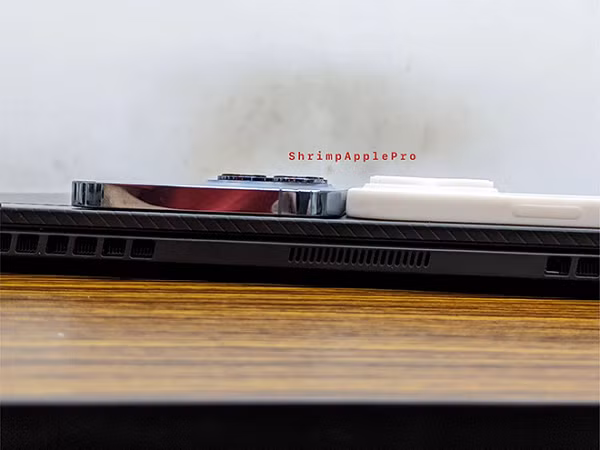 Cụm camera trên iPhone 14 Pro Max cũng sẽ có thiết kế lớn và dày hơn. Điều này đến từ hệ thống camera chính hoàn toàn mới với độ phân giải 48 MP.