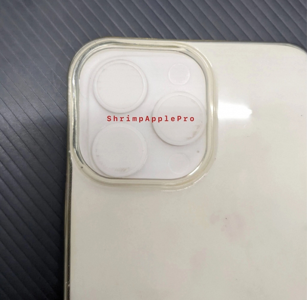 Việc chuyển từ một tai thỏ kích thước lớn sang một rãnh cắt hình viên thuốc cho Face ID sẽ giúp iPhone 14 Pro có kích thước màn hình lớn hơn. Tuy nhiên có vẻ Apple chưa thu nhỏ phần viền xung quanh camera so với những gì người dùng mong muốn.