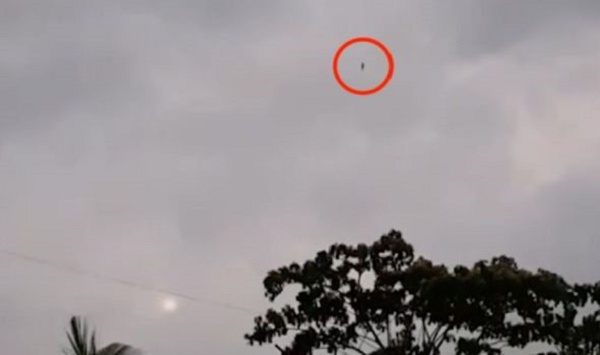 Năm 1957, trong lúc đang chụp ảnh vệ tinh Sputnik I và Sputnik II do Liên Xô vừa phóng lên khi nó bay ngang qua bầu trời thủ đô Caracas, tiến sĩ Luis Corralos (Bộ Truyền thông Venezuela) đã chụp được hình ảnh của vệ tinh Black Knight.