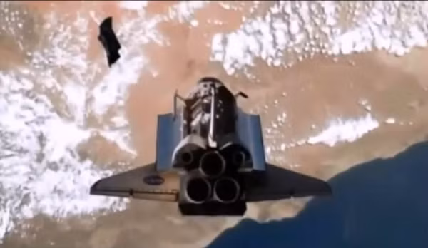 Trong khi Liên Xô âm thầm theo dõi, tìm hiểu về vệ tinh bí ẩn này thì Mỹ lại có những phát biểu đầy mâu thuẫn. "Vật thể đó đã được xác định là một "cục rác" của vệ tinh Discoverer do không quân Mỹ phóng lên và đã đi lạc trong không gian bấy lâu. “Vật thể đen” được phát hiện chứng minh tính hiệu quả của chương trình không gian của Mỹ", thông báo từ Lầu Năm Góc.