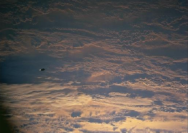 "Hiệp sĩ đen" di chuyển với vận tốc cao gấp 2 lần so với bất kỳ tàu không gian nào do con người chế tạo. Cũng có ý kiến cho rằng, "Hiệp sĩ đen" là tạo phẩm của con người thời xa xưa. Trước nền văn minh hiện nay của chúng ta, trên Trái Đất còn có rất nhiều nền văn minh cổ xưa khác.