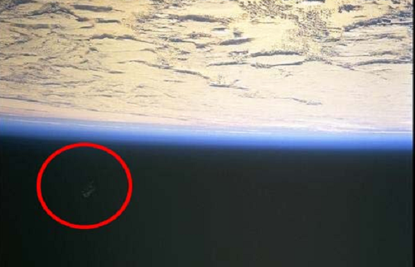 Do vậy, vệ tinh Black Night được liệt kê vào danh sách vệ tinh do thám. Các nhà thiên văn học và nhà khoa học đã tính toán khối lượng của vật thể này lên đến hơn 10 tấn và được xem là vệ tinh nhân tạo nặng nhất quay quanh hành tinh chúng ta vào thời điểm đó.