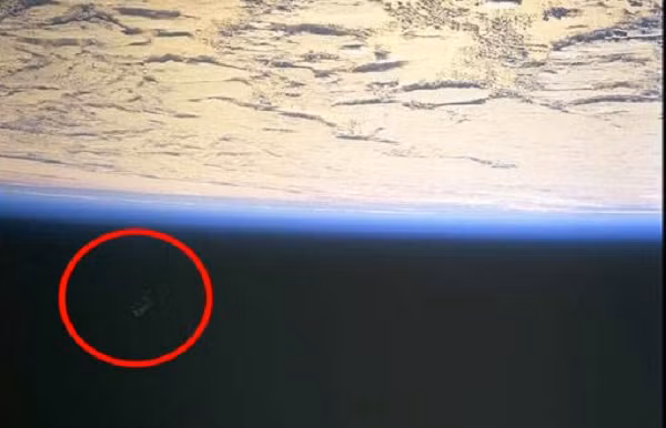 Do vậy, vệ tinh Black Night được liệt kê vào danh sách vệ tinh do thám. Các nhà thiên văn học và nhà khoa học đã tính toán khối lượng của vật thể này lên đến hơn 10 tấn và được xem là vệ tinh nhân tạo nặng nhất quay quanh hành tinh chúng ta vào thời điểm đó.