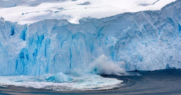 Đây không phải là tình huống tồi tệ nhất ở Nam Cực, các nhà khoa học còn phát hiện ra rằng vào ngày 26 tháng 2, một vết nứt tiếp tục mở rộng, mở rộng vài trăm mét chỉ trong vài giờ, và một tảng băng đã bị tách ra như thế này.