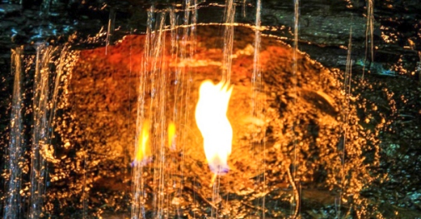 Nhiệt độ ở mức trên 100 độ C đã phá vỡ các phân tử cacbon trong đá phiến sét và phản ứng này tạo ra một loại khí đốt tự nhiên. Tuy nhiên trường hợp ngọn lửa ở thác nước Eternal Flame thì chưa rõ nguồn gốc gây cháy.