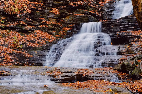 "Ngọn lửa vĩnh cửu" đã được người dân bản địa tôn thờ trong suốt hàng trăm năm và coi như là một hiện thân của thần linh, sự trường tồn. Có lời đồn tâm linh kể rằng ngọn lửa này chỉ bị dập tắt khi trái đất trải qua một đại họa diệt chủng.