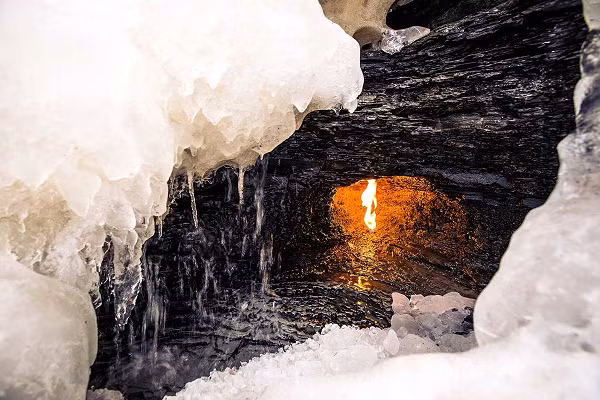 Thông thường có hàng trăm ngọn lửa “tự nhiên” trên thế giới không ngừng cháy nhờ lượng khí gas sinh ra từ đá phiến sét, những khối đá cổ xưa, cực kỳ nóng bên dưới nó.