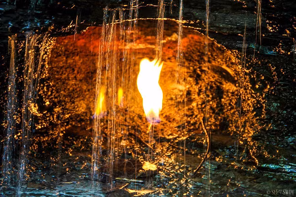 Eternal Flame là một con thác rất nhỏ, có vẻ đẹp không đặc biệt nhưng bên trong khoảng trống nhỏ phía dưới nó lại có một ngọn lửa "bất tử".