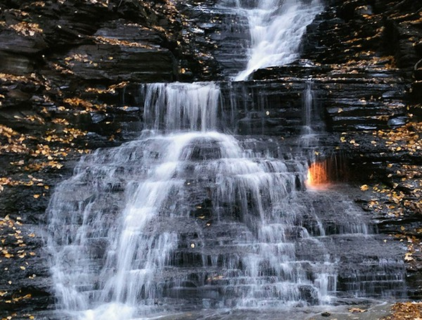 Nghiên cứu của Arndt Schimmelmann và các đồng nghiệp ở Đại học Indiana (Mỹ) cho thấy những tảng đá bên dưới công viên Chestnut Ridge không đủ nóng để phản ứng này xảy ra.