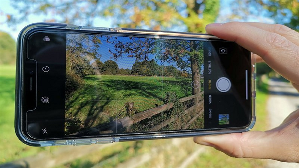 Tuy nhiên, với những ai muốn trở thành nhiếp ảnh gia qua điện thoại chuyên nghiệp hơn, họ sẽ yêu cầu nhiều hơn thế. Năm nay, Apple đã tăng mức zoom lên 3x với iPhone 13 Pro nhưng chúng vẫn kém xa so với mức zoom 10x “khổng lồ” của Galaxy S21 Ultra.