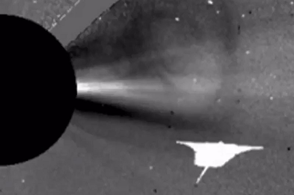 Từ những năm 1980, cựu Tổng thống Mỹ Ronald Reagan đã đề cập đến hiện tượng UFO trong các lần xuất hiện của mình. Năm 1985, khi Reagan gặp Gorbachev, nhà lãnh đạo của Liên Xô cũ, ông đã nhắc nhở ông Gorbachev: “Nhân loại nên chú ý đến sự uy hiếp bất ngờ của một số loại sinh vật từ các hành tinh khác trong vũ trụ."