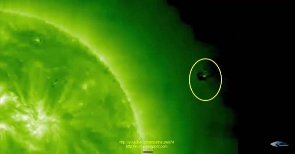 Năm 2011, NASA cũng chụp ảnh một UFO lớn hơn sao Hỏa. Trong những năm sau đó, chiếc UFO hình vuông có hình dạng giống khối rubik này liên tục được ghi lại đang quay đi quay lại quanh Mặt Trời.