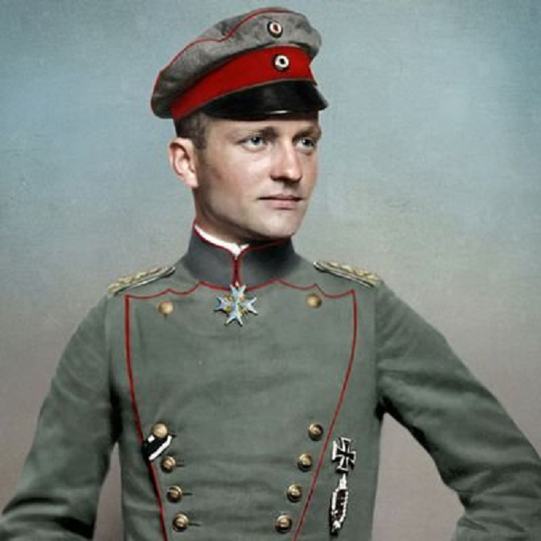 Cụ thể, vào một buổi sáng năm năm 1917, Nam tước đỏ và người bạn đồng hành của mình là Waitzrick đang thực hiện nhiệm vụ tuần tra trên bầu trời nước Bỉ thì đột nhiên phát hiện một vật thể kì lạ nhìn giống như một chiếc đĩa bằng bạc được phủ bởi ánh đèn màu cam kỳ lạ không giống bất cứ thứ gì họ đã từng thấy trước đây.