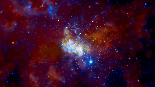 Các nhà thiên văn học cho biết, lỗ đen ở tâm Dải Ngân hà vừa chụp ảnh được lớn gấp 4 triệu lần Mặt trời. Hệ Mặt trời nằm ở một trong những nhánh xoắn ốc Dải Ngân hà, do đó Trái đất ở rất xa trung tâm thiên hà này.