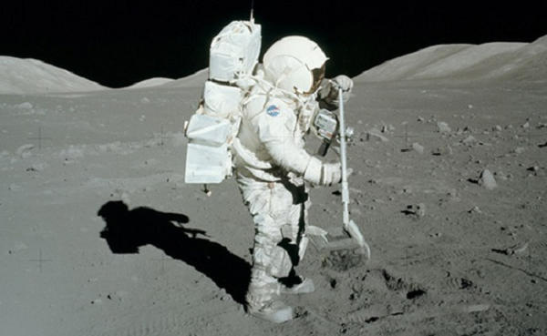 Sau đó họ có kế hoạch "đưa tải dịch vụ dữ liệu đầy đủ đầu tiên lên IM-2 của Intuitive Machines đến cực Mặt Trăng", nơi họ thực hiện các bài kiểm tra tải lên và tải xuống. Ý tưởng của Lonestar là các máy chủ tương lai có thể giao tiếp với Trái Đất, cũng như lưu trữ thông tin mà không chúng ta không muốn bị mất trong nhiều năm tới.