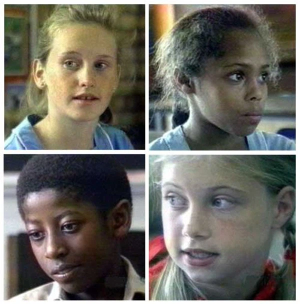 Sau màn xuất hiện đột ngột, chúng đã biến mất trong ánh đèn flash chói lóa và thấp thoáng ở tít đằng xa. Sau khi xảy ra tương tự như vậy 3 lần, những vật thể lạ bắt đầu hạ cánh xuống một bãi đất hoang phủ kín cây cỏ, bụi rậm cách sân trường chừng 100m.