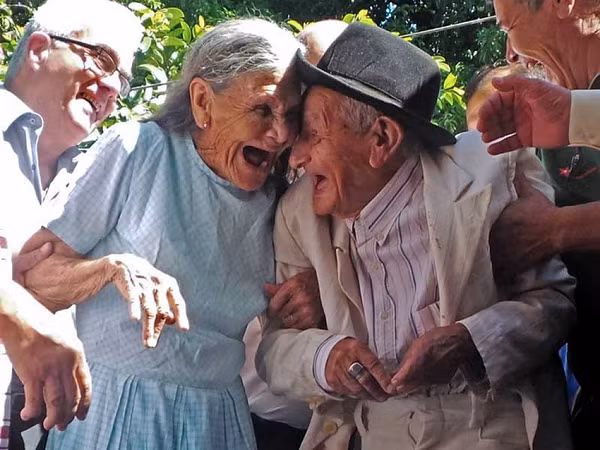 Theo ông con người có thể sống thọ tới 1.000 tuổi với dẫn chứng là tế bào bất tử Hela. Theo Aubre, tiền đề của quá trình lão hóa của con người là do tế bào chết đi sau khoảng 56 lần phân chia. Tuy nhiên, tế bào Hela khác với tế bào bình thường của con người bởi nó chính là tế bào bất tử.