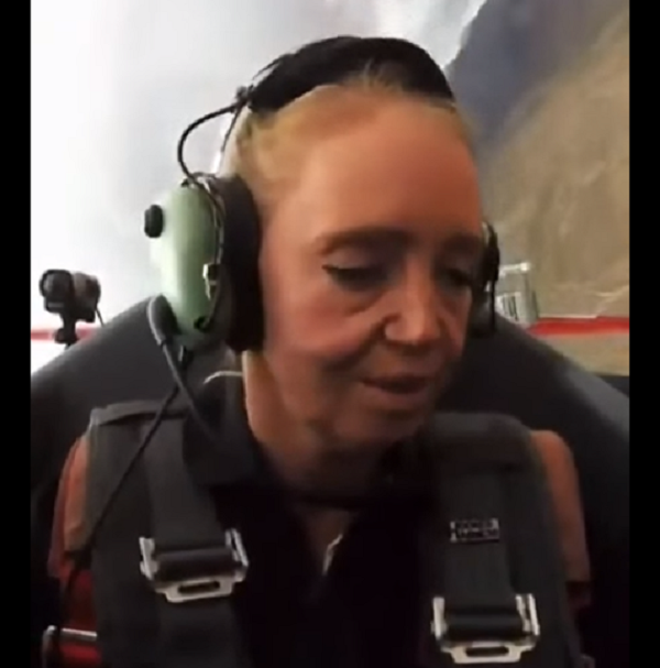 Khi một máy bay đang bay về phía Trái đất và tác dụng lực đẩy lên đường chuyển động đó, thì nó đang tăng tốc với tốc độ đó cộng với 1G (9,82 m/s^2). Khi cùng một máy bay tăng tốc ra để thoát khỏi bề mặt Trái đất, tổng các lực gia tốc sẽ là hiệu số so với lực đẩy và 1G.