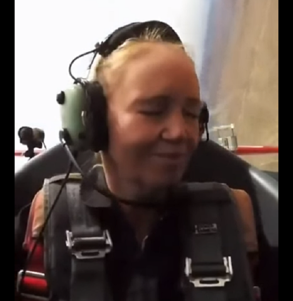 Các phi công thường phải trải qua hiện tượng bí ẩn bỗng chốc trở nên già nua rồi trở về trạng thái ban đầu chỉ trong tích tắc. Đó là do cơ thể con người, giống như phần còn lại của sự sống trên Trái đất, đã thích nghi với cuộc sống trên cạn, trong đó chúng ta luôn tiếp xúc với lực hấp dẫn của Trái đất (g).