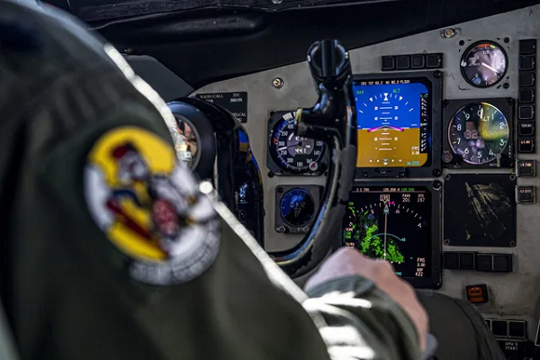 Do cơ thể con người đã thích nghi trong môi trường 1G và xây dựng các cơ chế để bù đắp cho sự khác biệt này. Nên khi lực G tăng lên, hiện tượng sinh lý trên được phóng đại và sự chênh lệch huyết áp giữa sọ não và phần dưới của cơ thể sẽ trở nên lớn hơn và dẫn đến tình trạng thiếu oxy não đáng kể (không có máu = không có oxy). Kết quả cuối cùng là bất tỉnh.