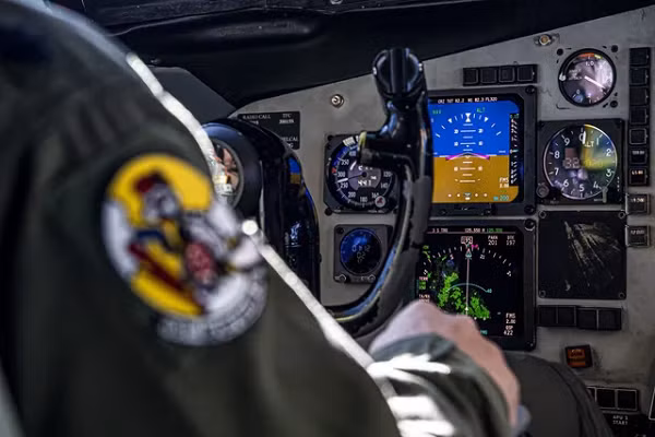 Do cơ thể con người đã thích nghi trong môi trường 1G và xây dựng các cơ chế để bù đắp cho sự khác biệt này. Nên khi lực G tăng lên, hiện tượng sinh lý trên được phóng đại và sự chênh lệch huyết áp giữa sọ não và phần dưới của cơ thể sẽ trở nên lớn hơn và dẫn đến tình trạng thiếu oxy não đáng kể (không có máu = không có oxy). Kết quả cuối cùng là bất tỉnh.