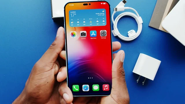 Apple sẽ trình làng 4 phiên bản iPhone 14. Trong đó, 2 sản phẩm cao cấp là iPhone 14 Pro và iPhone 14 Pro Max sẽ sở hữu thiết kế cao cấp hơn với màn hình không còn tai thỏ và được thay thế bằng camera đục lỗ và dải cảm biến nhỏ hình viên thuốc.