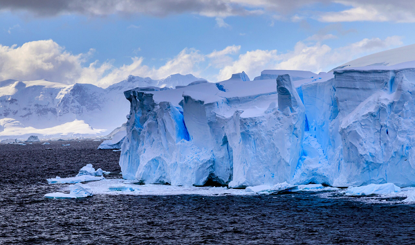 Mặc dù nằm ở Đông Nam Cực - nơi lạnh nhất thế giới nhưng hồ nước ngầm này không bị đóng băng. Chính khối lượng của tảng băng bên trên tạo nên áp suất lớn, làm giảm điểm đóng băng của nước bên dưới.